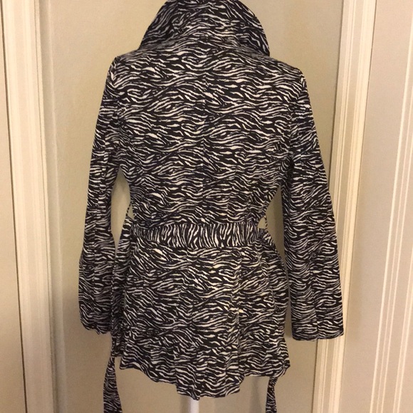 Zebra print size Medium trench coat. Nice!!!😊 - Picture 3 of 4